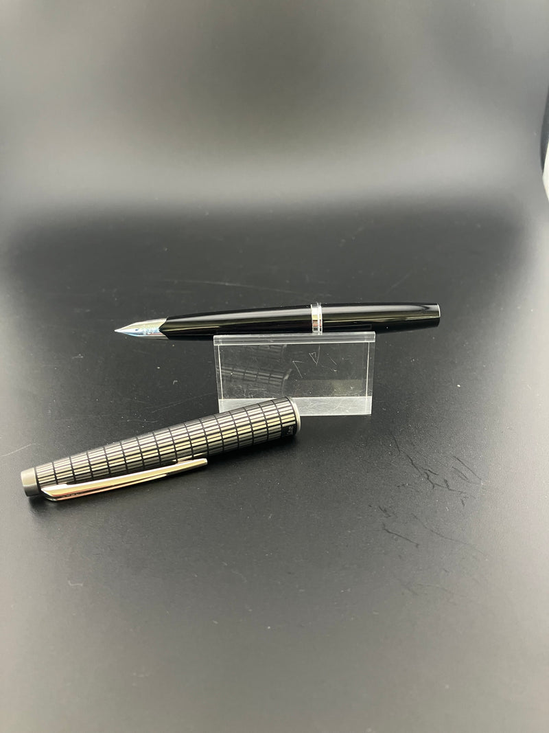 Pilot Elite Pocket Fountain Pen 18K WG Fine Nib Checkered Plaid July 9 1978