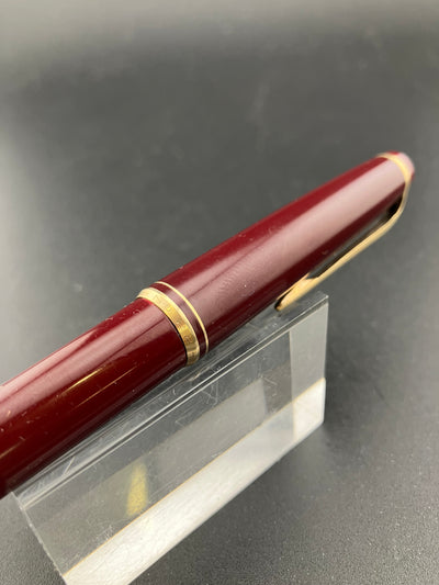 Montblanc No. 22 Resin Fountain Pen 14C Gold Fine Nib Serviced Burgundy