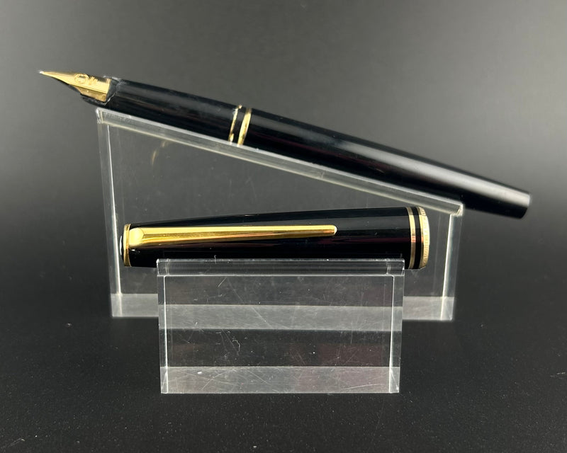 Montblanc Classic Cartridge/Converter Fountain Pen 14K Gold Fine Nib