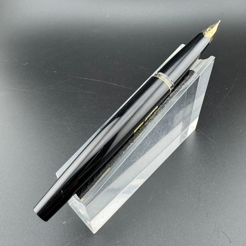 Montblanc Classic No. 221P Fountain Pen 14K Gold Fine Nib