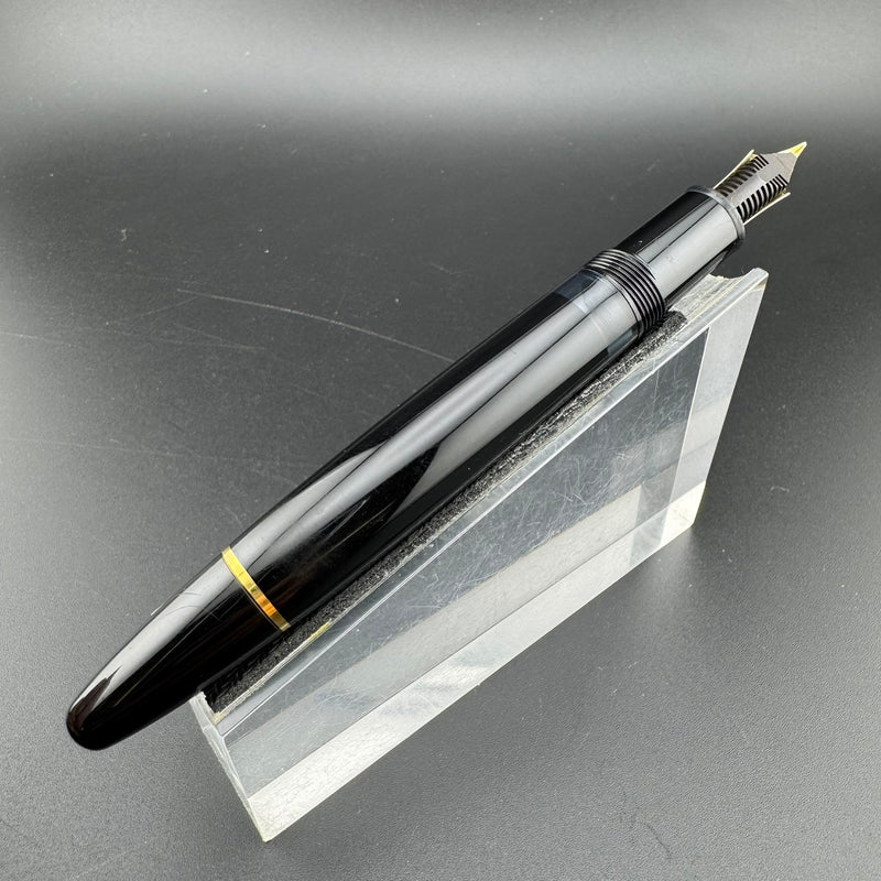 Montblanc Meisterstück No. 146 Fountain Pen 14K Gold Fine Nib Serviced