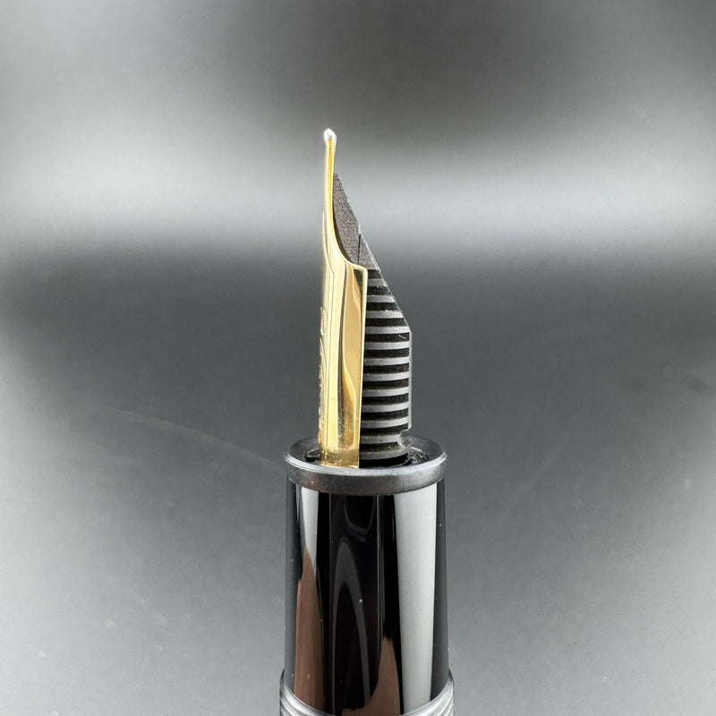 Montblanc Meisterstück No. 146 Fountain Pen 14K Gold Medium Nib Serviced