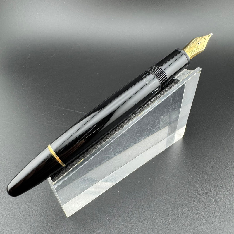 Montblanc Meisterstück No. 146 Fountain Pen 14K Broad Nib Serviced