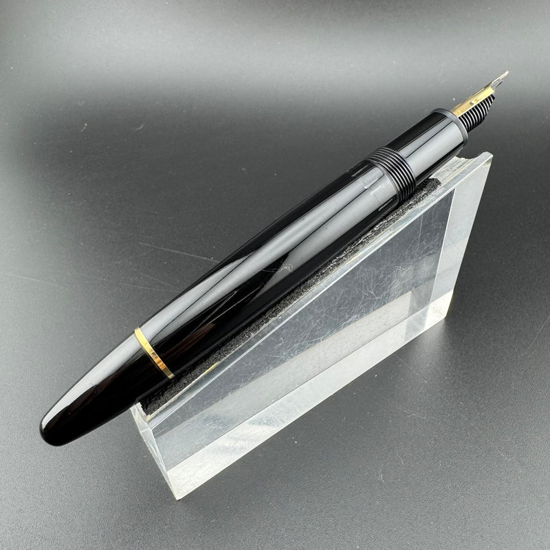 Montblanc Meisterstück No. 146 Fountain Pen 14K Broad Nib Serviced
