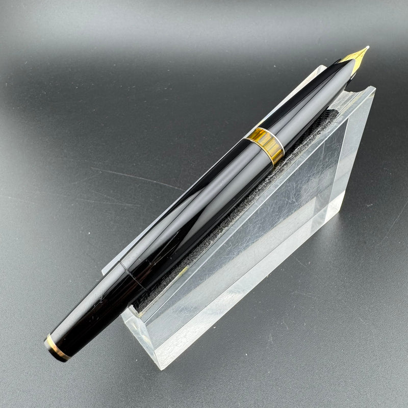 Montblanc Meisterstück No. 72 Fountain Pen 18C Gold Fine Nib Serviced