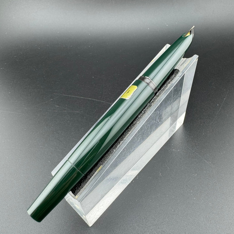 Montblanc No. 221 Green Resin Transitional Year Fountain Pen 14C Gold Fine Nib