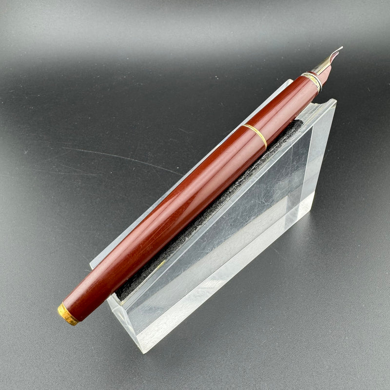 Pilot Deluxe Red Resin Fountain Pen 14K Gold Medium Nib Aug 1984