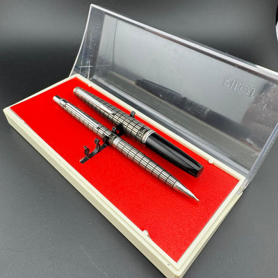 Pilot Elite Checkered Pocket Fountain Pen 18K Gold M Nib & Mechanical Pencil Set w/Box