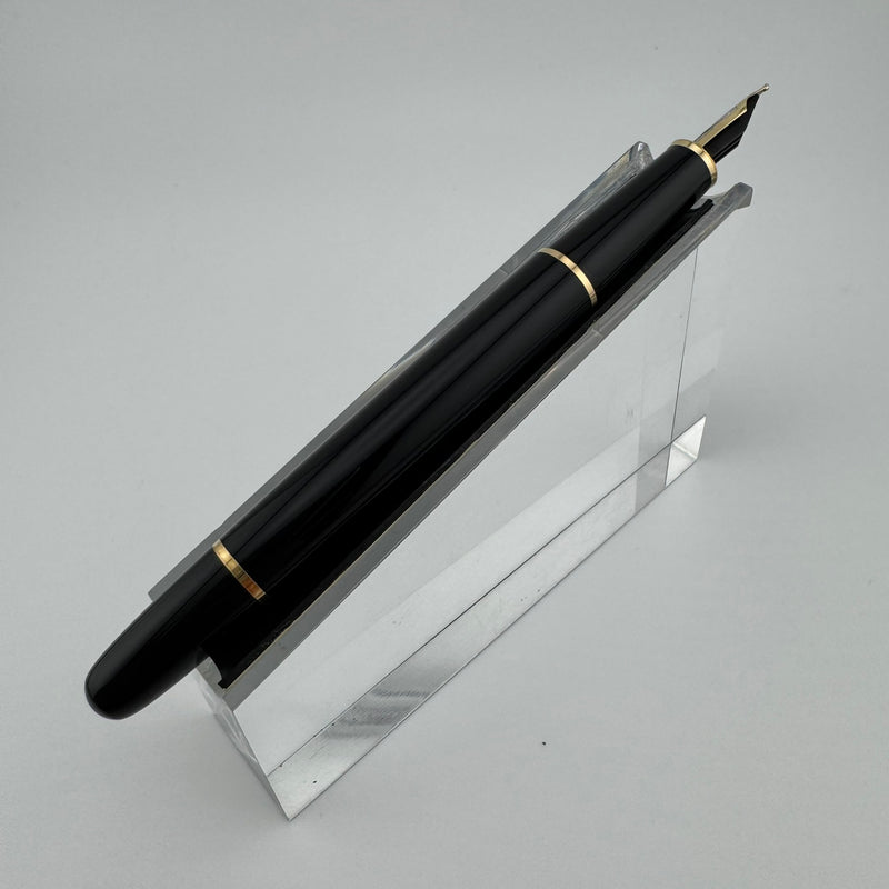 Montblanc Meisterstück No. 144 Classique Fountain Pen 18K Gold Medium Nib