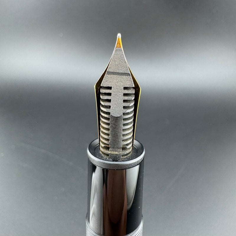 Montblanc No. 1467 Solitaire Solid 18K Gold Fountain Pen 18K Gold Extra-Fine Nib