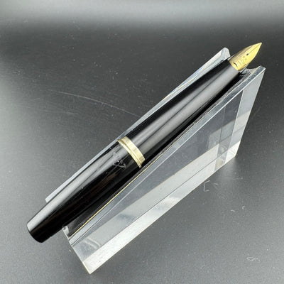 Pilot Elite Black & Gold Pocket Fountain Pen 18K Gold Script Nib Jan 1970