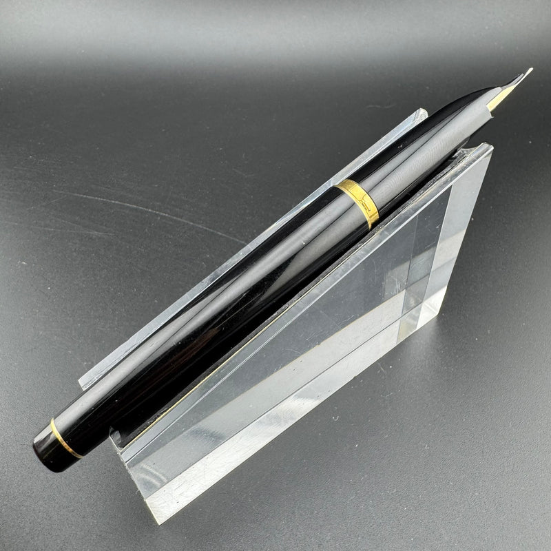 Pilot Elite Full Size Fountain Pen 14K Gold Medium Nib July 1980