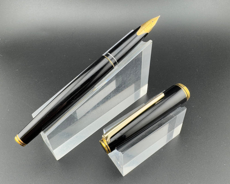 Pilot Custom Black Resin Fountain Pen 18K Gold Fine Nib Oct 1976