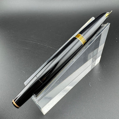 Montblanc Meisterstück No. 72 Fountain Pen 18C Gold Broad Nib Serviced