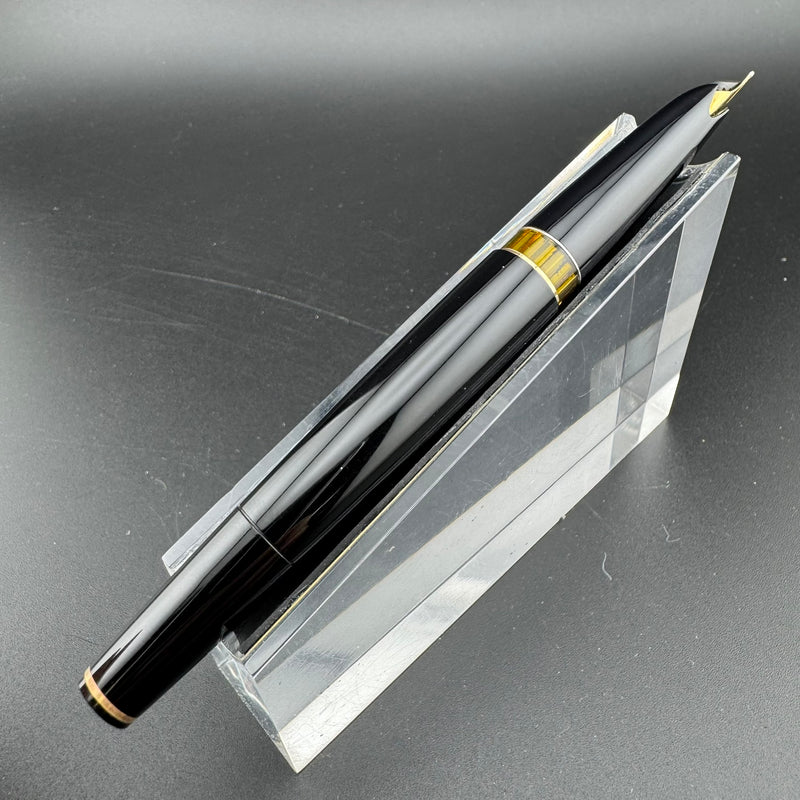 Montblanc Meisterstück No. 72 Fountain Pen 18C Gold Broad Nib Serviced