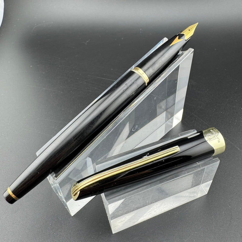 Platinum P-300 Black Resin Fountain Pen 18K Gold Soft-Fine Nib