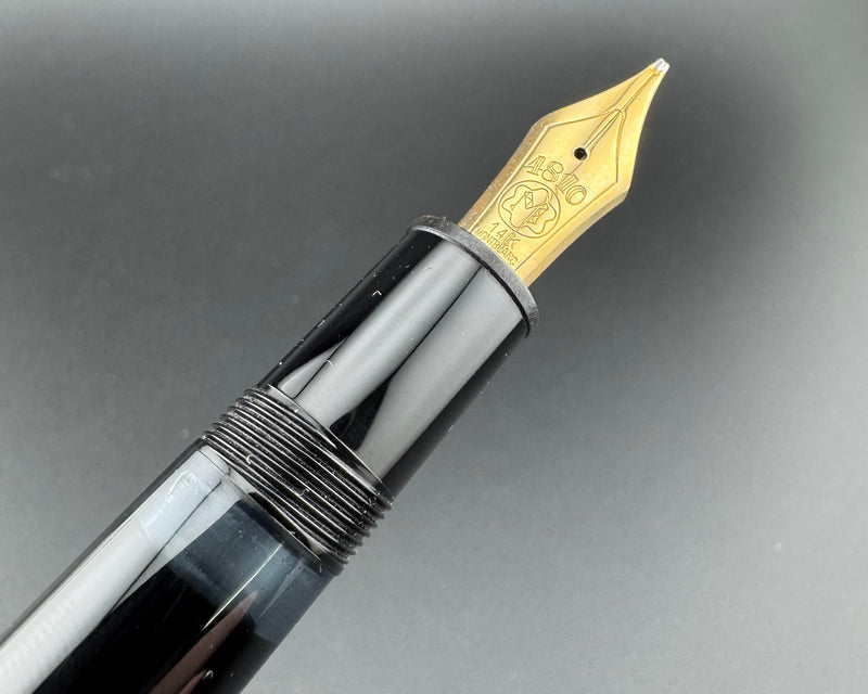 Montblanc Meisterstück No. 146 Fountain Pen 14K Gold Broad Nib Serviced Warranty